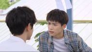Suo Wei talks to Jiang Xiao Shuai (Image via GagaOOLala)